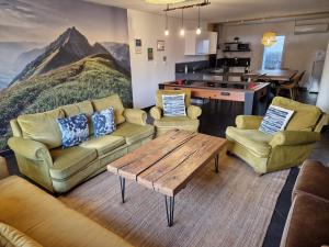 a living room with couches and a ping pong table at Le Loft Nature Bien-Etre Piscine Chauffée Privée du Tarn entre Toulouse et Albi & Les Cottages du Tarn in Peyrole