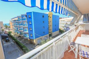 Balkón nebo terasa v ubytování LITORAL COSTA DORADA - MAR AZUL Only families
