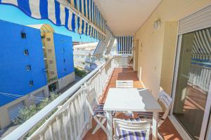 Balkón nebo terasa v ubytování LITORAL COSTA DORADA - MAR AZUL Only families