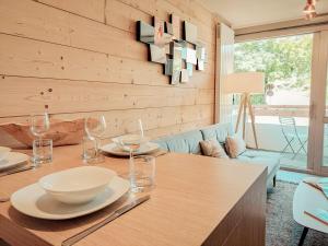 een eetkamer met een tafel met borden en wijnglazen bij New - Nice and Modern apartment in Megeve close to in Megève