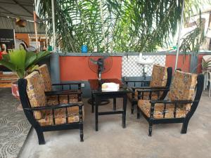 mesa, 4 sillas, mesa, mesa y sillas en Cloud9 Lomé, en Lomé