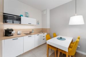 Kuchyňa alebo kuchynka v ubytovaní Perfect Holiday Apartments Bel Mare by Noclegi Renters