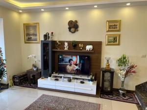 TV o dispositivi per l'intrattenimento presso Luxury hotel apartment with pools in front AUC
