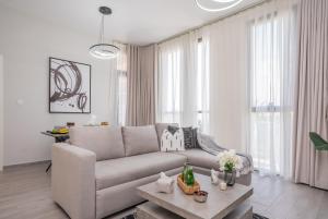 ein Wohnzimmer mit einem Sofa und einem Tisch in der Unterkunft Tamm - Noor 4 Tower in Dubai