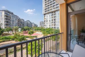 einen Balkon mit Stadtblick in der Unterkunft Tamm - Noor 4 Tower in Dubai