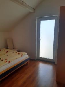 um quarto com uma cama e uma grande janela em Villa Pera Apartment Klein em Vodice