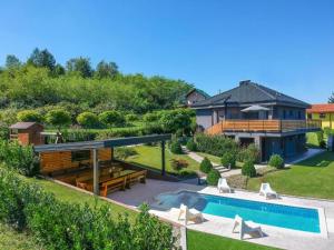 a backyard with a swimming pool and a house at Mala kuća Mia in Bosiljevo