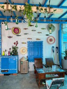 Habitación con pared azul, mesa y sillas. en Má Năm Homestay, en Phương Phi