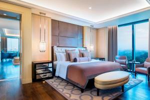 Postel nebo postele na pokoji v ubytování The St. Regis Kuala Lumpur