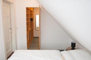 um quarto com uma cama e um closet em Ferienwohnung Alte Schule em Vetschau