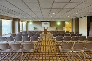 una sala conferenze con sedie e schermo di Four Points by Sheraton Charlotte/Pineville a Charlotte