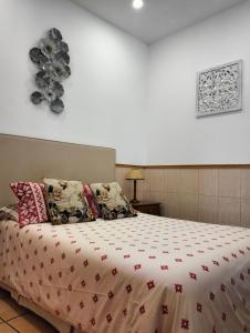1 dormitorio con 1 cama grande con sábanas rojas y blancas en Nice Studio, large terrace & beautiful pool, en Lagos