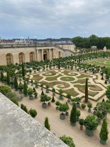 a view of a garden with trees and bushes at Appart à Versailles, 2 à 4 pers, avec parking in Versailles +4 photos