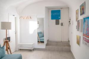 ein Wohnzimmer mit einer Tür und einer blauen Couch in der Unterkunft Conte Bed & Breakfast Salerno Centro in Salerno