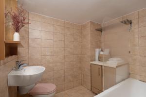 bagno con servizi igienici e lavandino di Super Central Apartment Downtown Exarcheia! ad Atene