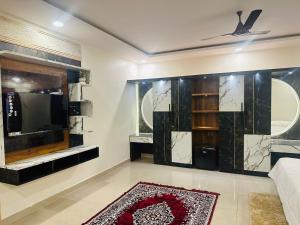a living room with a tv and a wall at YATRI NIVAS SAGARA ( AC AND NON-AC DELUXE ROOMS) in Sāgar +29 photos