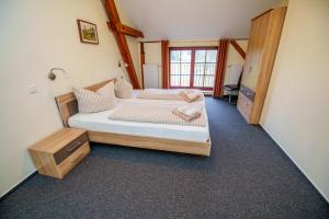 um quarto com uma cama grande num quarto em Scheunenherberge em Unterspreewald