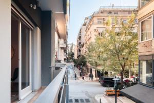 balcone con vista su una strada. di Super Central Apartment Downtown Exarcheia! ad Atene