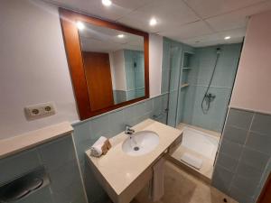 łazienka z umywalką i prysznicem z lustrem w obiekcie My Rooms Manacor Centre by My Rooms Hotels w Manacorze