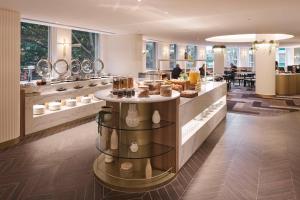 una tienda con un mostrador de postres en un edificio en Rydges Darling Square Apartment Hotel en Sídney