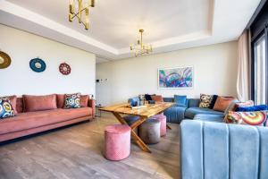 - un salon avec des canapés et une table en bois dans l'établissement Deniz Taghazout - Luxe - 4 or 5 PX, à Taghazout 67 autres photos