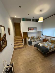 sypialnia z łóżkiem, kanapą i schodami w obiekcie Mundaka Home w mieście Mundaka