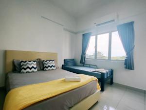 een slaapkamer met een bed, een bank en een raam bij Cozy Home Kampar (UTAR) 5bedrooms 10pax Free WiFi in Kampar
