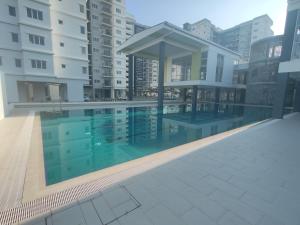 a swimming pool in the middle of a building at Cozy Home Kampar (UTAR) 5bedrooms 10pax Free WiFi in Kampar