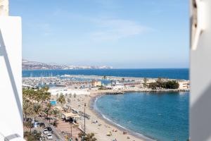 a view of a beach and the ocean at Maria Paola penthouse aan het strand in Fuengirola