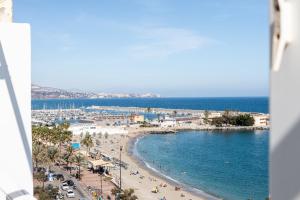 uma vista para a praia e para o oceano em Maria Paola penthouse aan het strand em Fuengirola