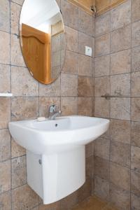 ein Bad mit einem Waschbecken und einem Spiegel in der Unterkunft Maria Paola penthouse aan het strand in Fuengirola