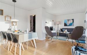 - une salle à manger et un salon avec une table et des chaises dans l'établissement Amazing Home In Skagen With Kitchen, à Skagen