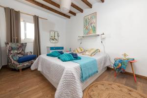 sypialnia z 2 łóżkami i krzesłem w obiekcie Beachfront two bedrooms house Casa Toral w mieście Majanicho