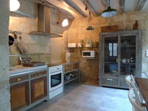 een keuken met een wastafel en een fornuis top oven bij Gite Nuance in Saint-Aignan