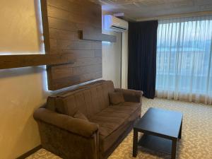 una sala de estar con un sofá y una mesa en Мия 2 Deluxe Royal Spa, en Velingrad