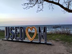 un cartel que dice que usdmc en la playa en Beim Windmüller App 2,3,4,5, en Ostseebad Koserow
