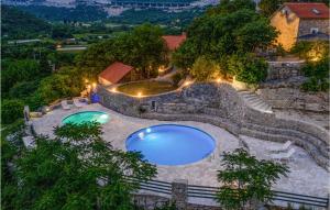 una vista aérea de una piscina en el patio trasero en Pet Friendly Home In Vrgorac With Wi-fi, en Vrgorac