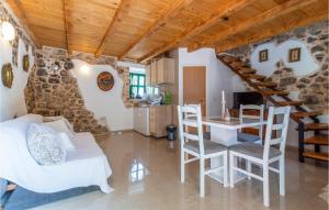 ein Wohnzimmer mit einer Treppe, einem Tisch und Stühlen in der Unterkunft Pet Friendly Home In Vrgorac With Wi-fi in Vrgorac