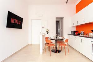 Kjøkken eller kjøkkenkrok på [13min to Duomo] Suite Arancio vicino a City Life