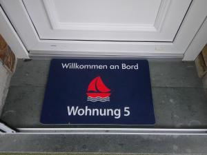 a sign with the wordswill woman an bond wearing at Unseburg-Ferienwohnung 5 