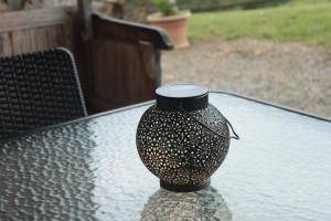 un jarrón negro sobre una mesa de cristal en Casa Rural La Collada, en Sorribas