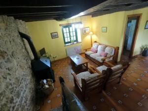 sala de estar con sofá y chimenea en Casa Rural La Collada, en Sorribas