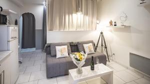 sala de estar con sofá y mesa con flores en Smart Confort 9 - Appartement confort et stylé, en Troyes