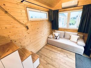 pokój z kanapą w małym domku w obiekcie Tiny House Village (850m od Suntago) w mieście Grabce