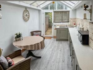 een keuken met een tafel en een aanrecht bij Marsh Cottage in Stockbridge