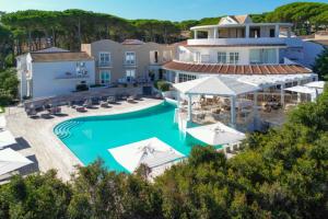 eine Luftansicht eines Resorts mit Pool und Sonnenschirmen in der Unterkunft La Coluccia in Santa Teresa Gallura