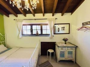 um quarto com uma cama, uma secretária e uma janela em Da Silva Surfcamp- 3 Bettzimmer mit Frühstück em Lourinhã