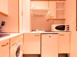 A kitchen or kitchenette at Apartamentos Vértice Bib Rambla