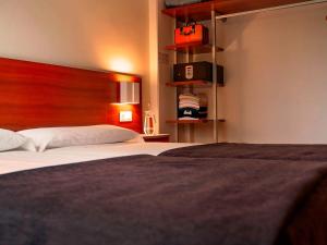 A bed or beds in a room at Apartamentos Vértice Bib Rambla