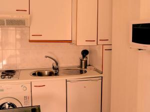 A kitchen or kitchenette at Apartamentos Vértice Bib Rambla